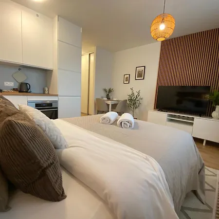 Nook I Airport Apartment *