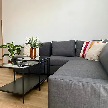 Nook I Airport Apartment