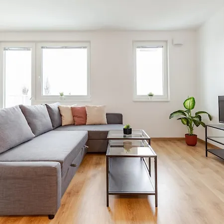 Nook I Airport Apartment